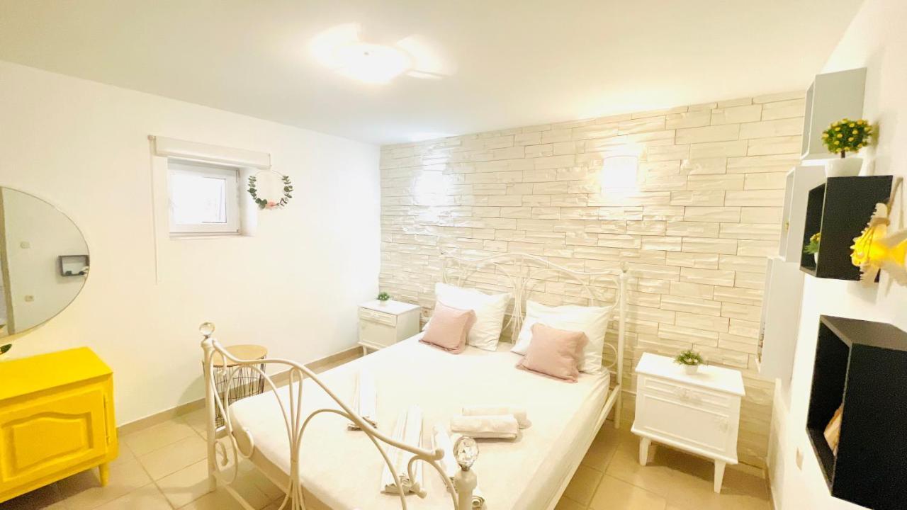 Colorful And Happy Apartment Sukosan - With Parking المظهر الخارجي الصورة